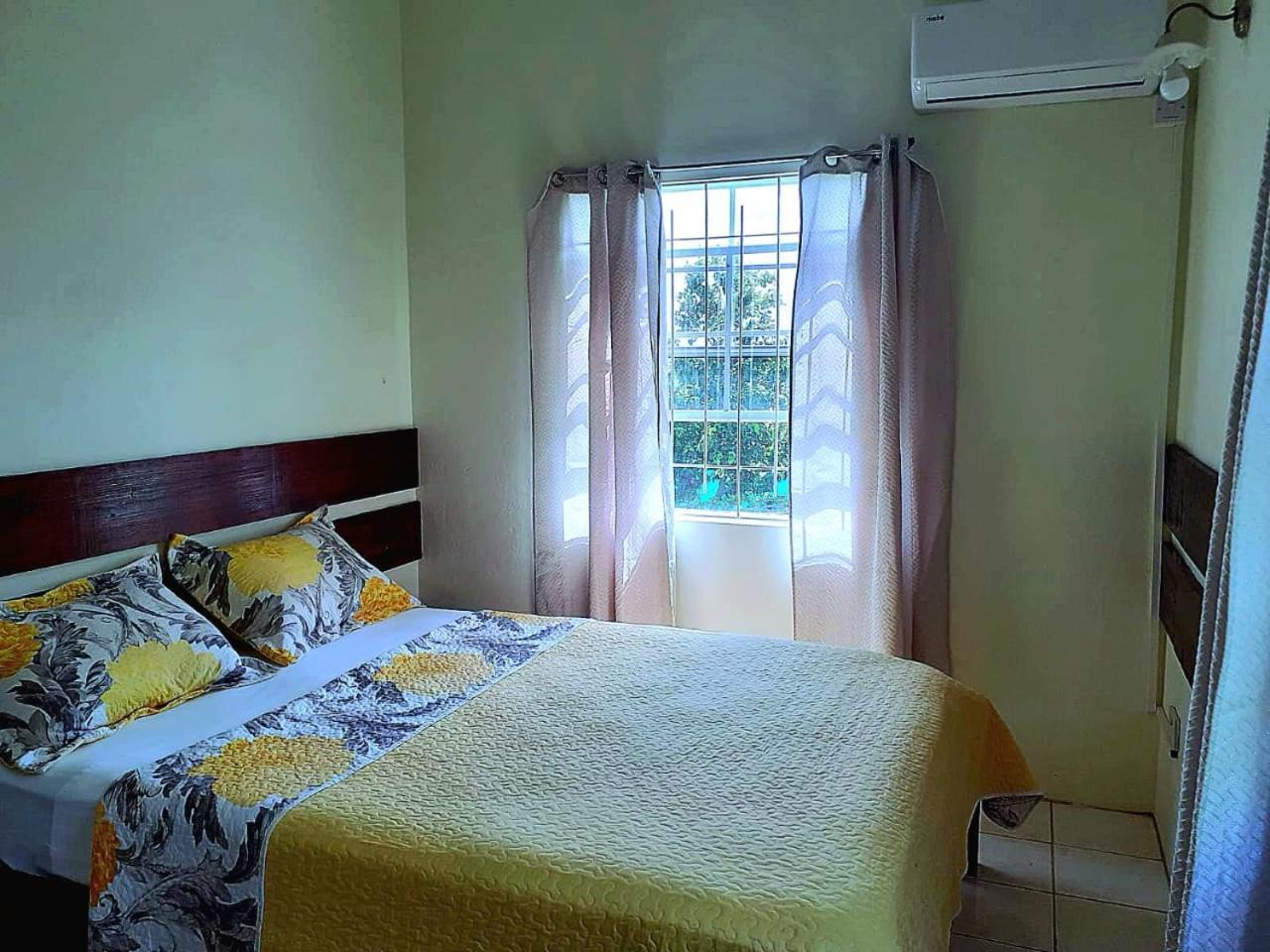 Juju'S Cottage With Magnificent Views Laborie Bagian luar foto